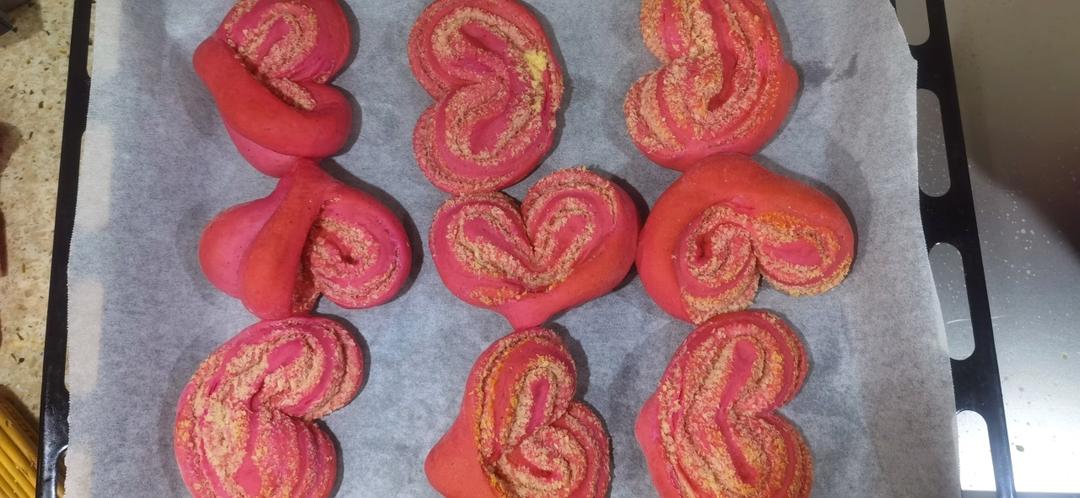 心形火龙果椰蓉面包