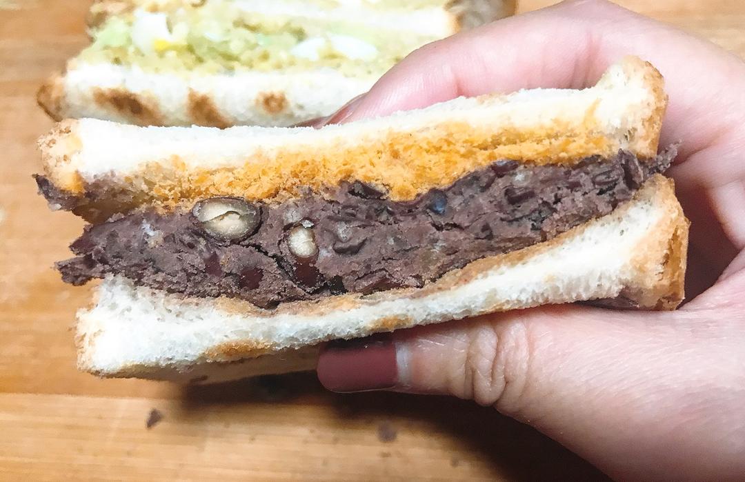 简单粗暴—肉松豆沙三明治