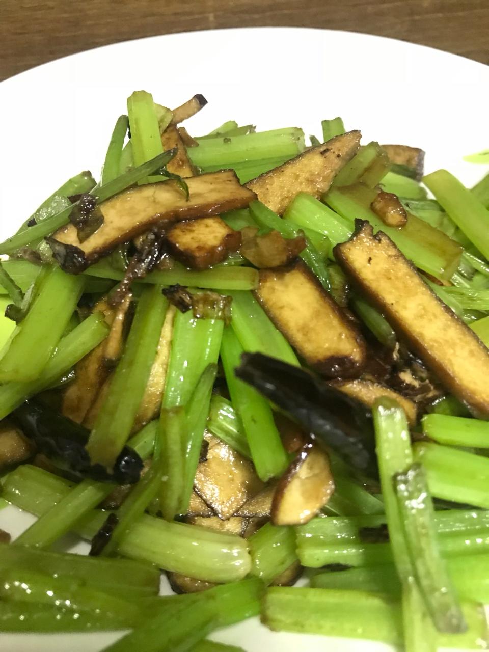 素菜：芹菜炒豆腐干