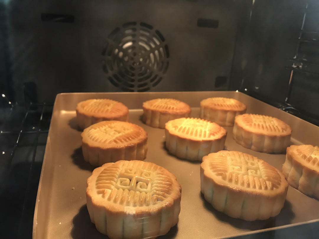 广式月饼—蛋黄莲蓉月饼