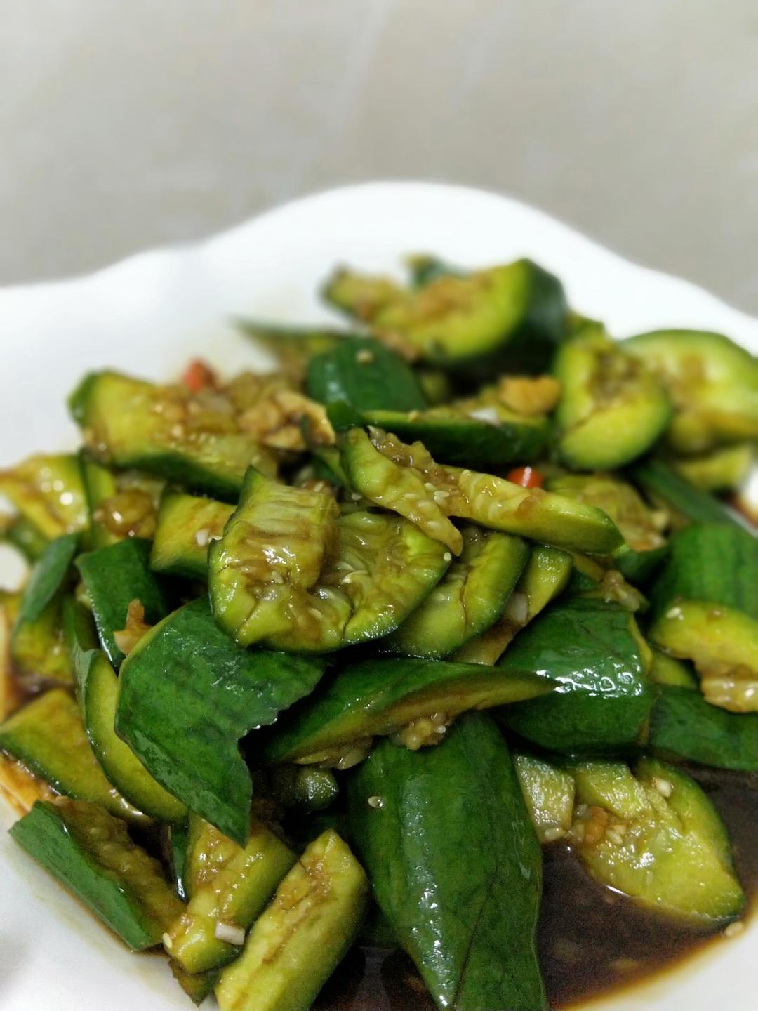荆芥拌刀拍黄瓜