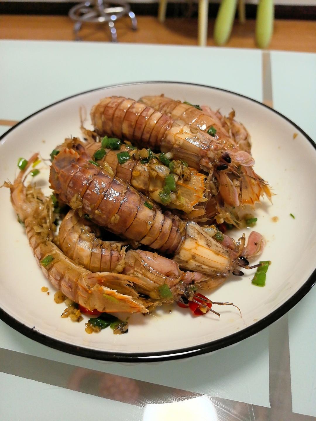 无油炸版的椒盐皮皮虾和巧拨虾壳的方法