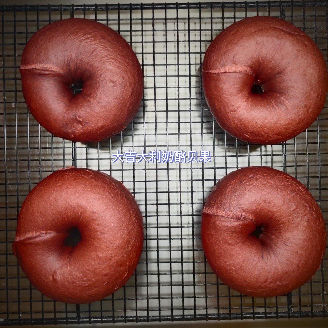 大吉大利红丝绒草莓奶酪贝果