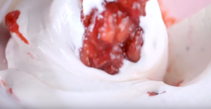 如何在家做草莓酸奶冰淇淋的做法 步骤5