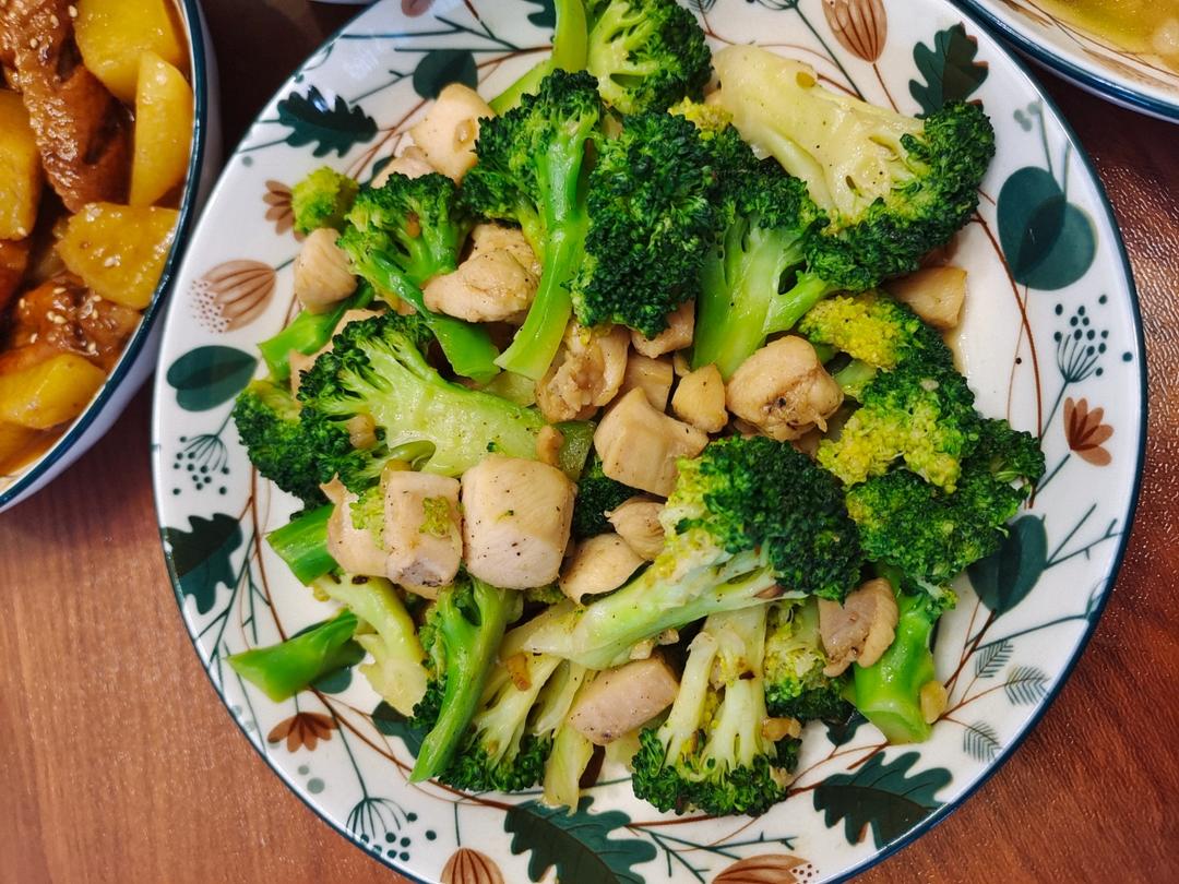 鸡胸肉炒西兰花
