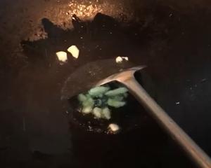 花蛤肉炒丝瓜的做法 步骤2