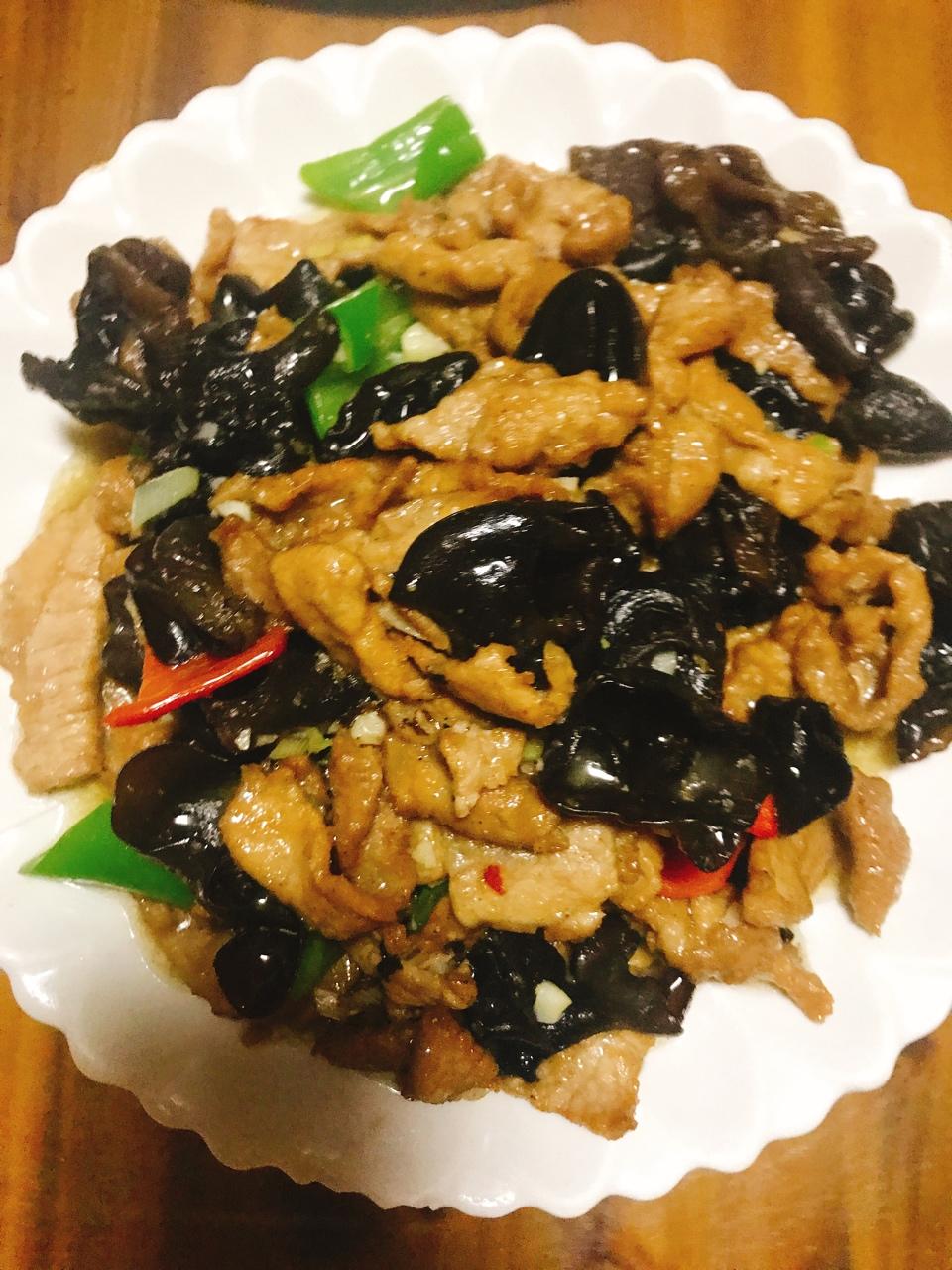 爱美食的小仙女儿做的木耳炒肉