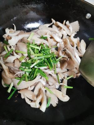 蘑菇炒韭菜的做法 步骤6