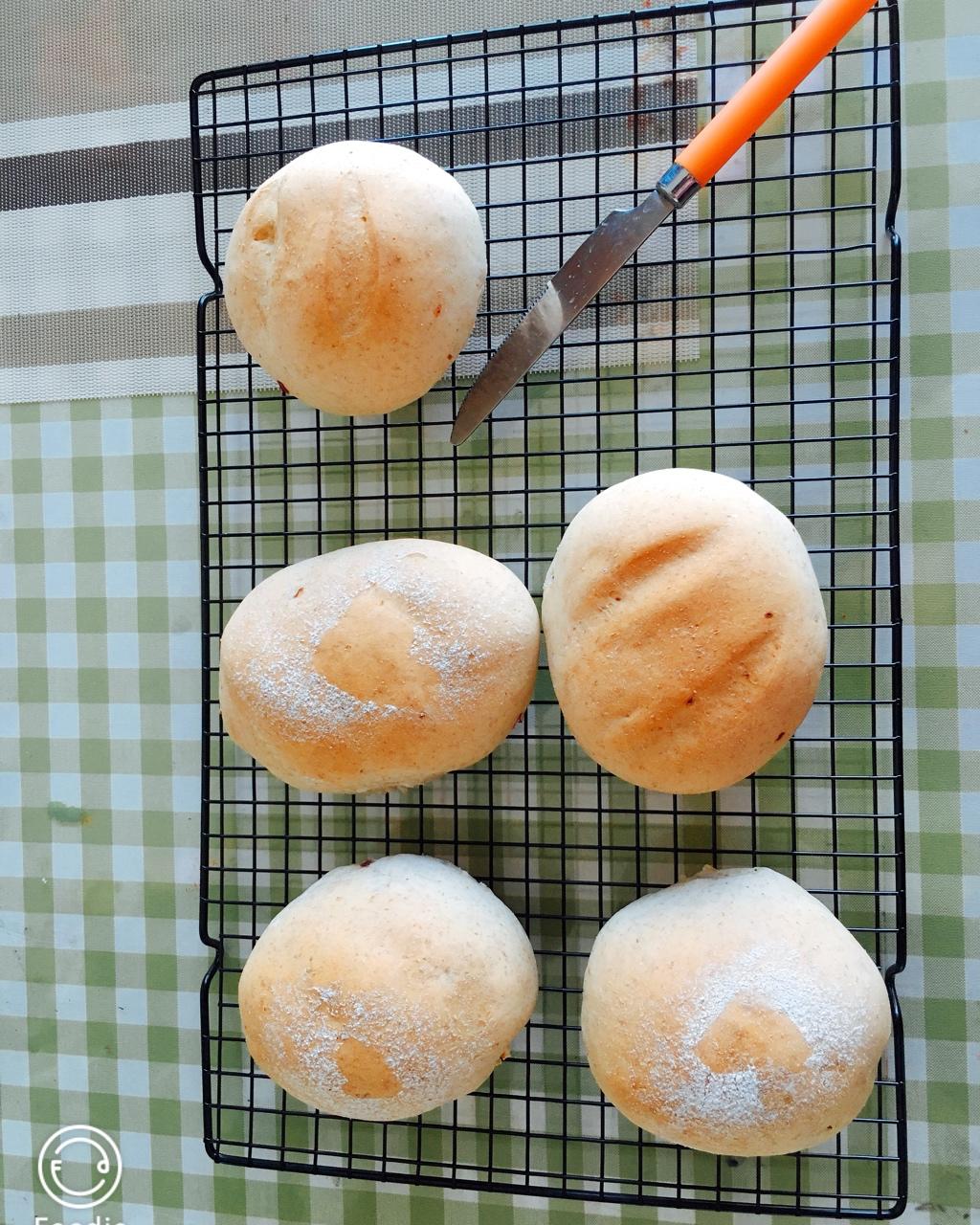 美丽的圆月做的全麦果干面包