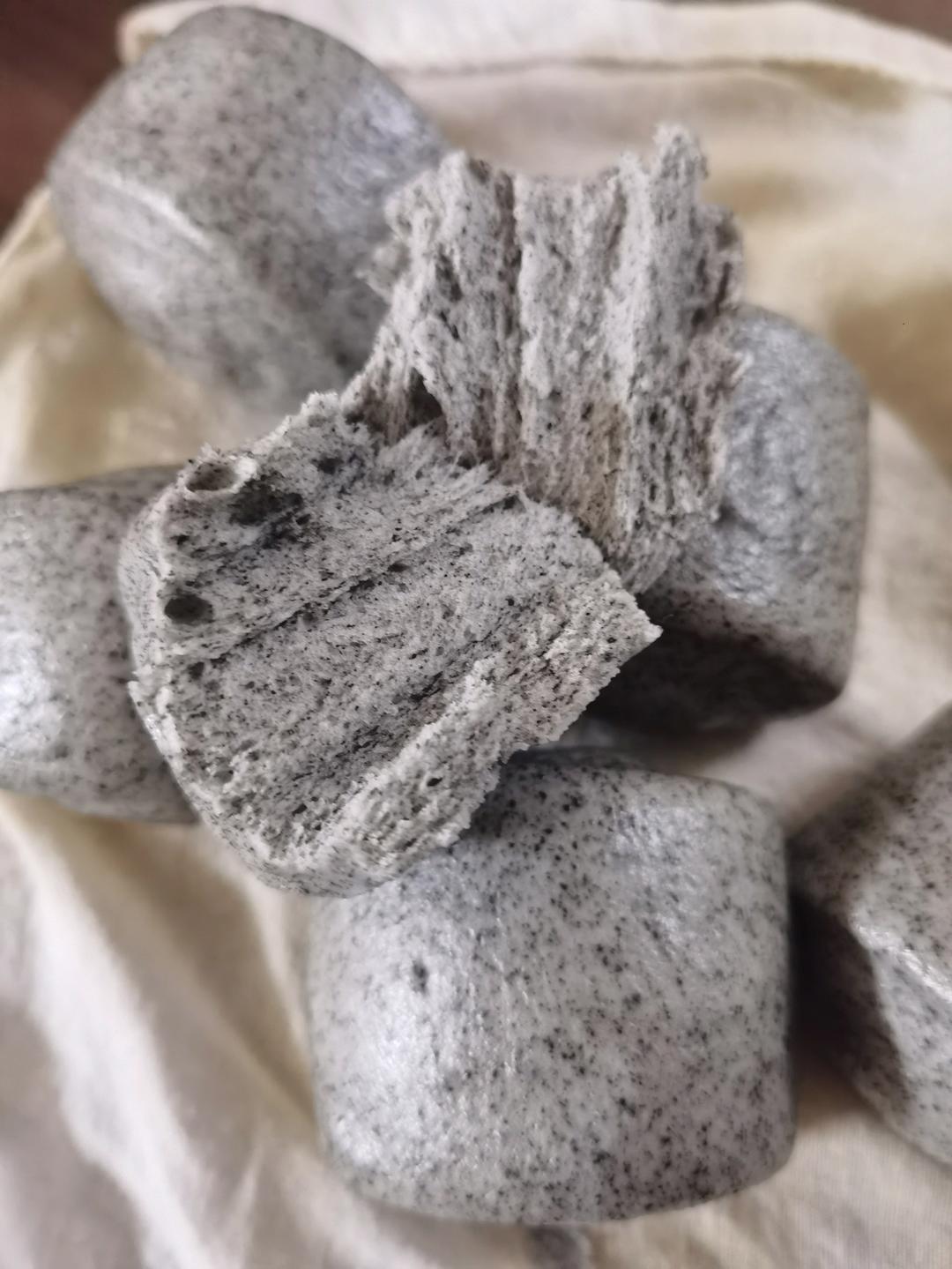 补钙又好吃😋简单快手奶香黑芝麻馒头