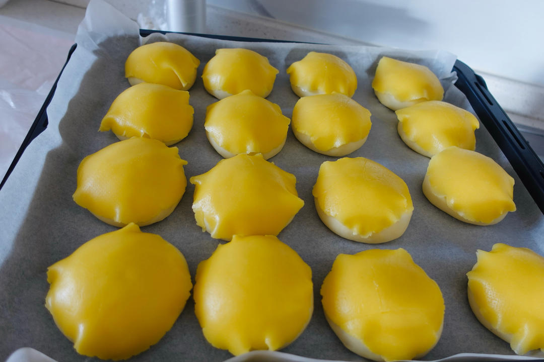 做100款面包の12：在家开茶餐厅!港式菠萝包 –不划格子自然裂开的香酥脆皮！菠萝油/酥皮包