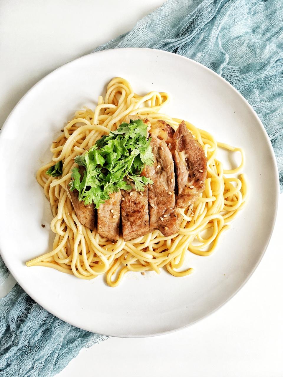 想不好吃都难的——酸甜清爽青柠鸡胸肉凉面！gif小动图