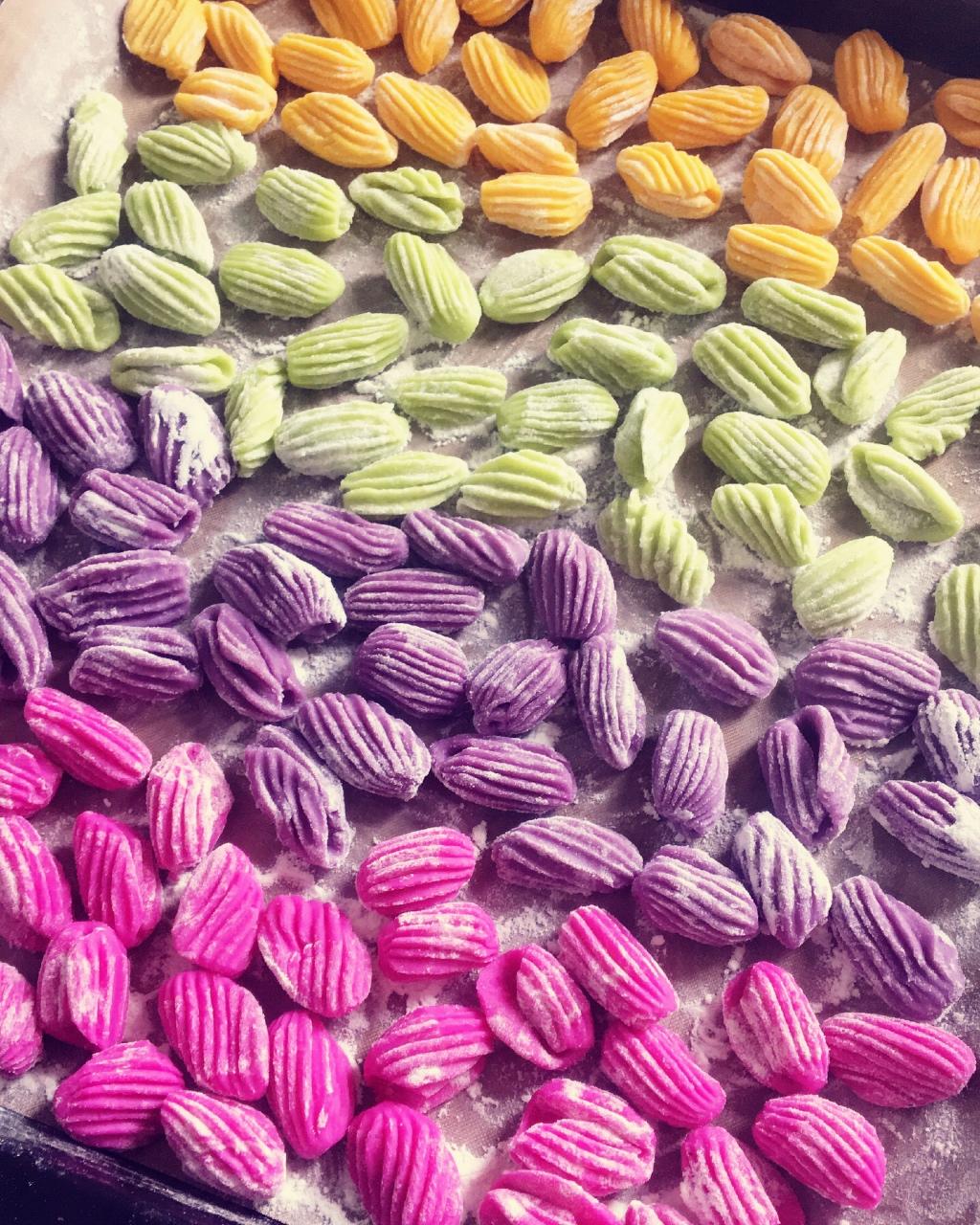 一篮子甜宝做的彩色贝壳面螺丝面