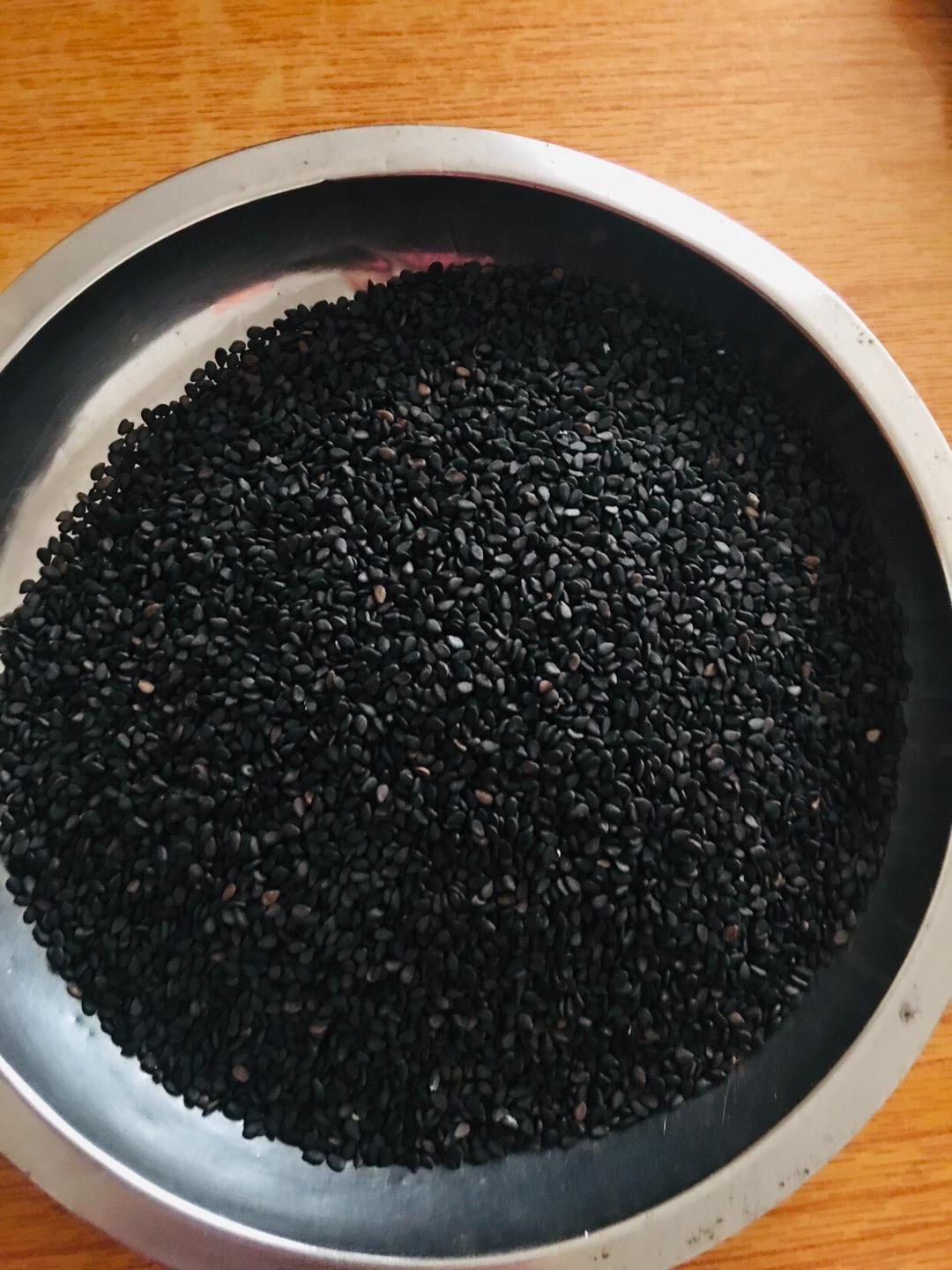 老广人家的汤水~芝麻红萝卜鲫鱼汤的做法 步骤3