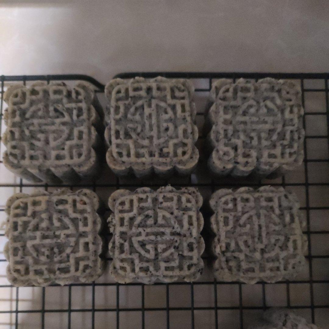 月饼系列：香满屋的黑芝麻流心月饼