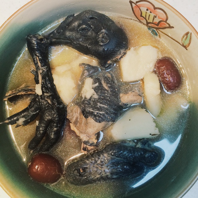 枸杞红枣乌鸡汤