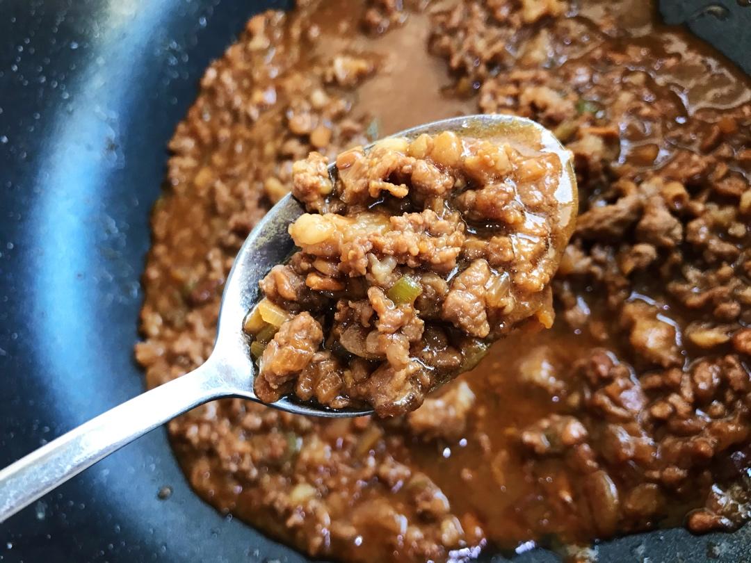 洋葱麻麻拿平底锅的红太狼做的牛肉炸酱