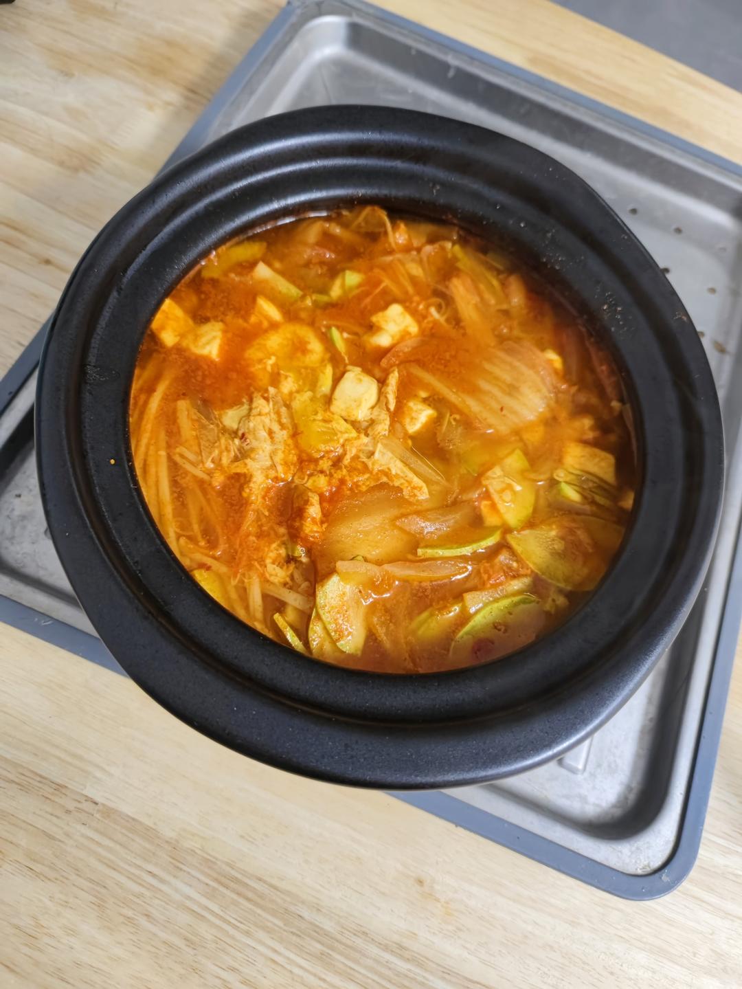十分钟教你做一口汤、一口饭的韩式辣白菜豆腐汤（素食版）