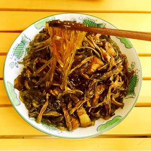 冬菇茶树菇鸡肉炖粉条的做法 步骤2
