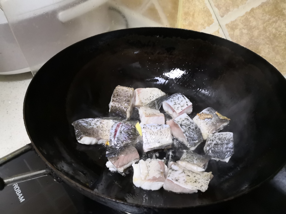 酱香花鲢鱼块的做法 步骤6
