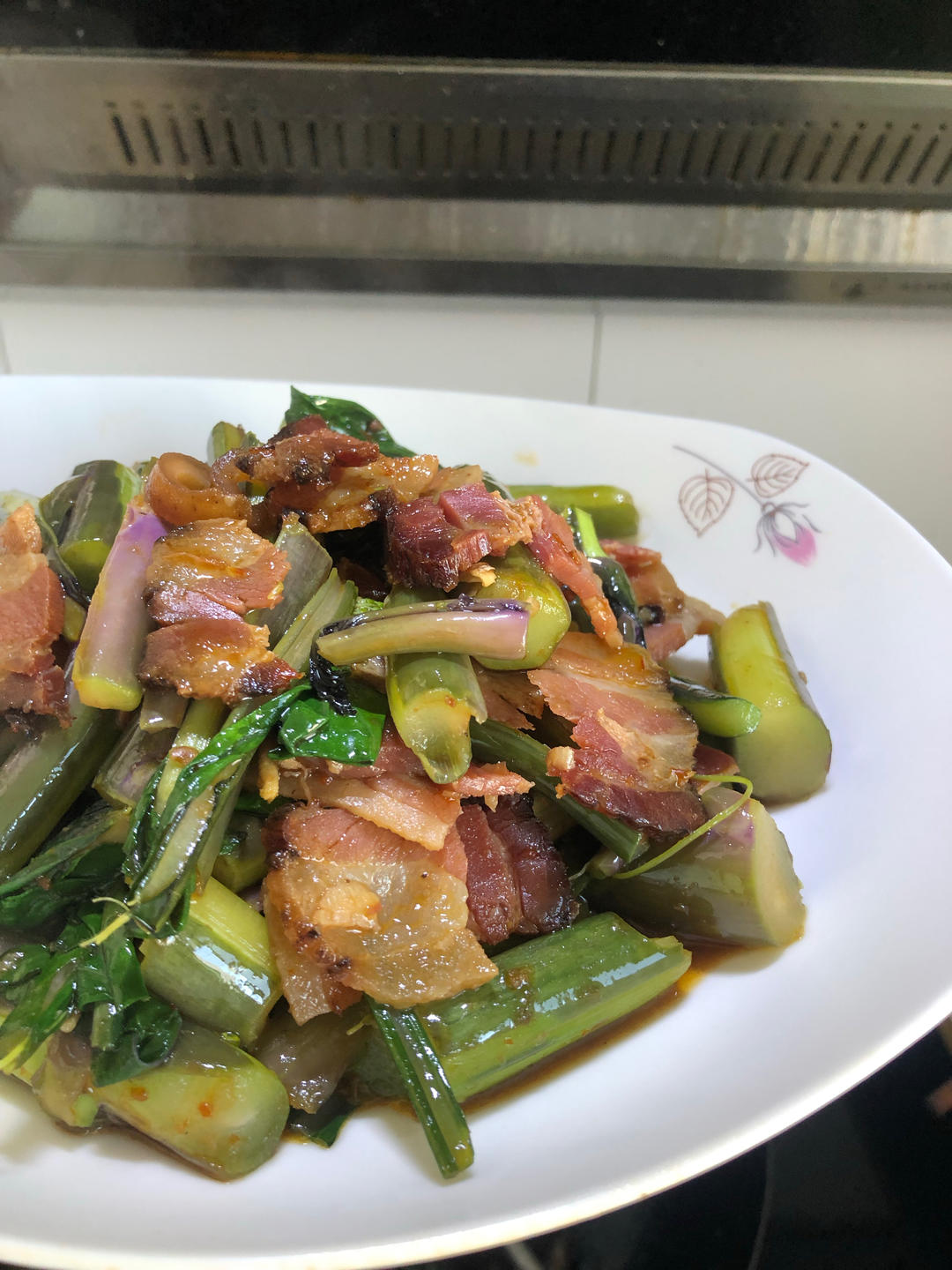 腊肉三炒之湖北人的红菜薹炒腊肉