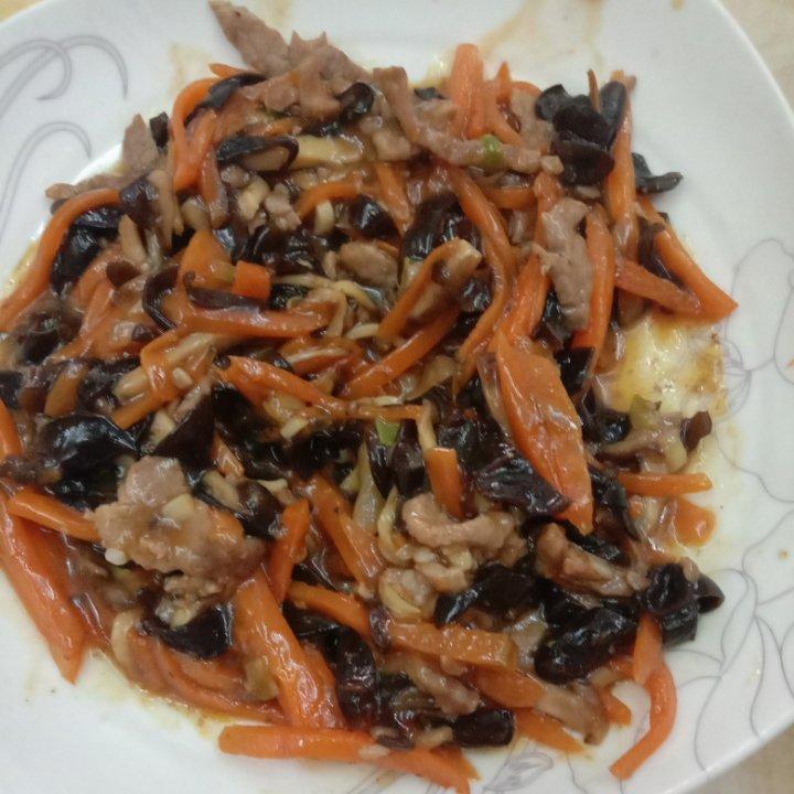 胡萝卜香菇炒木耳