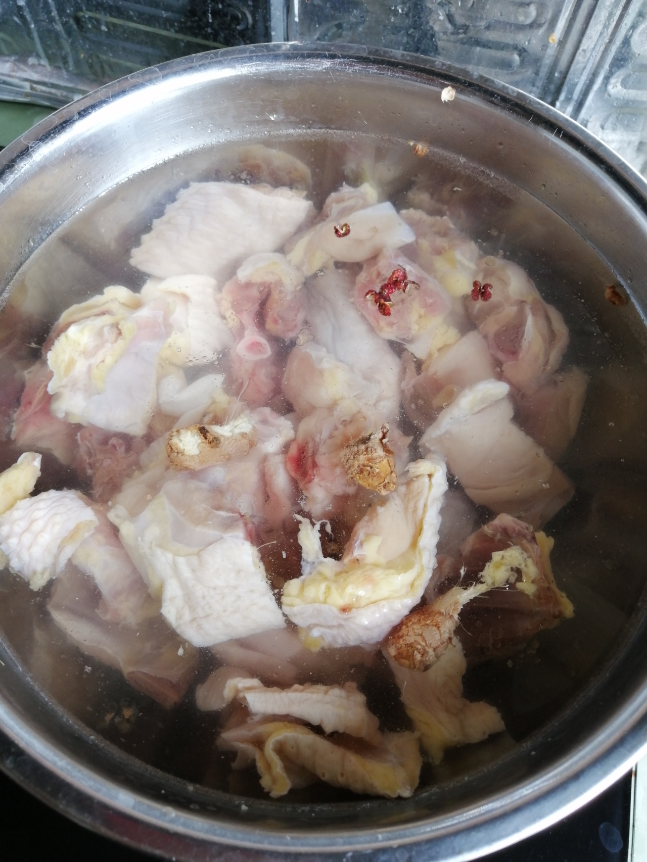 五指毛桃土茯苓煲鸡的做法 步骤2