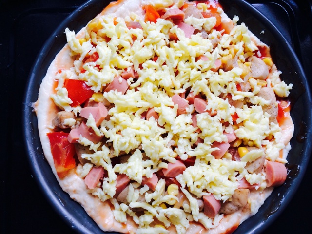 薄饼脆皮火腿pizza