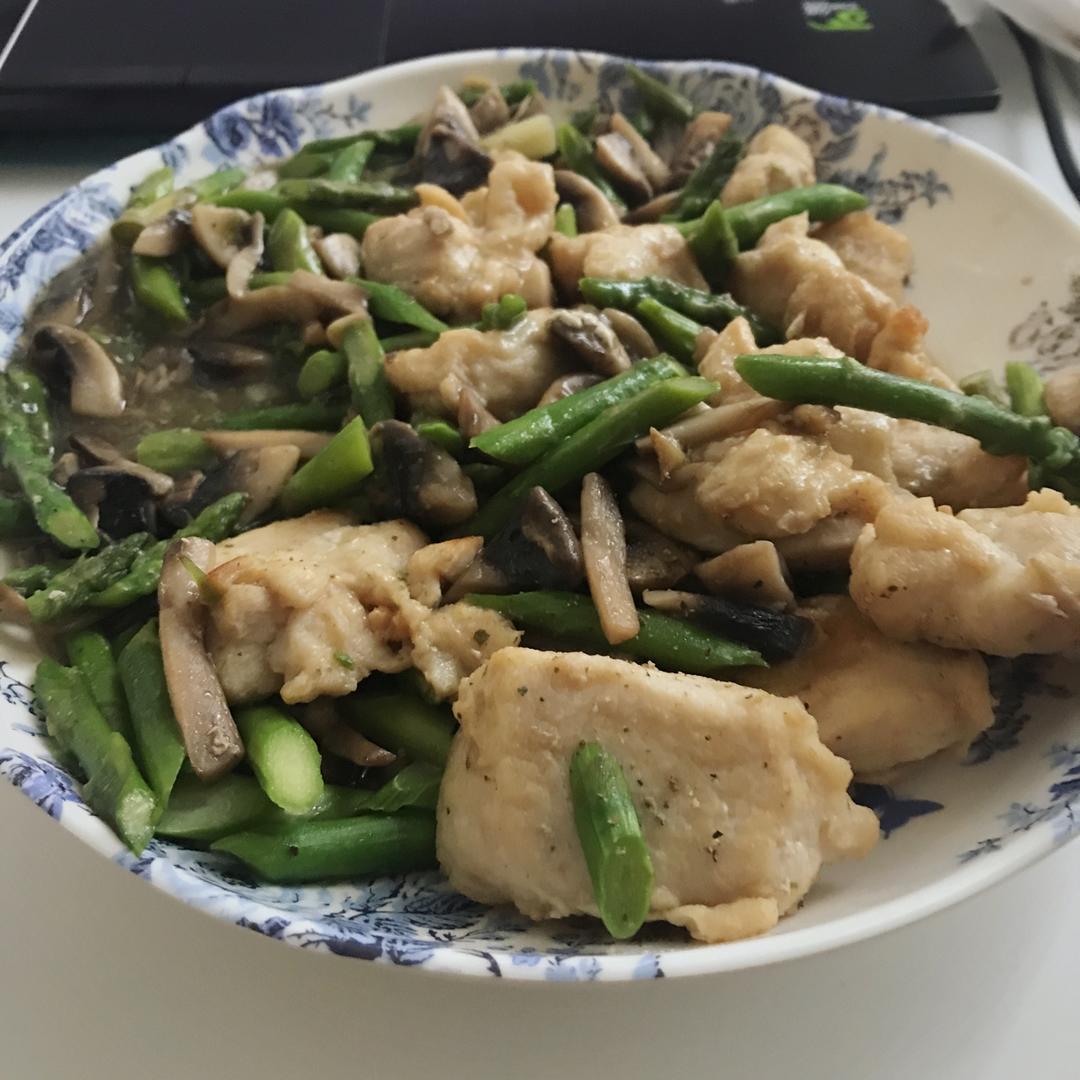 点击率超五十万的                    芦笋炒蘑菇