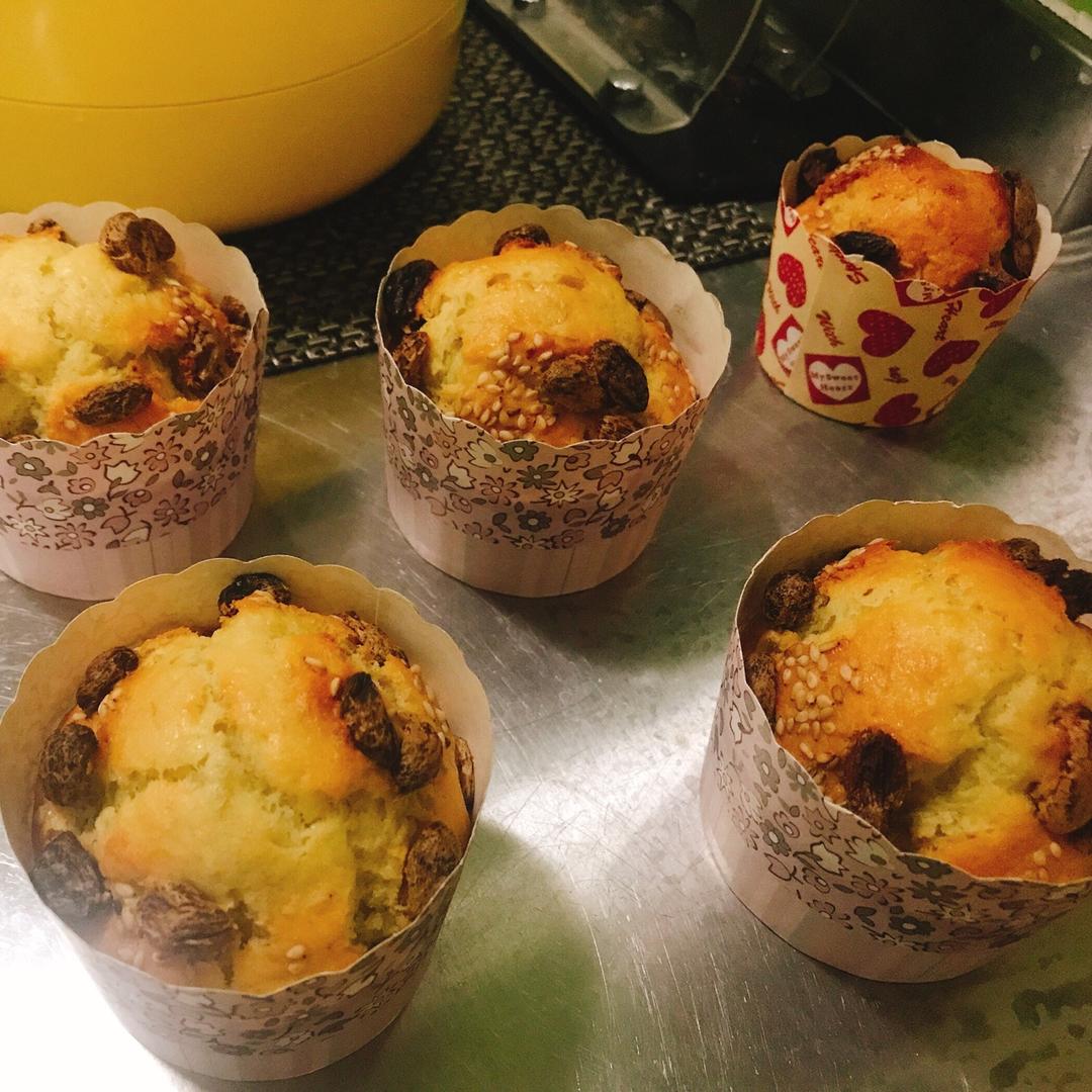 励志做个厨娘做的快手香蕉纸杯蛋糕