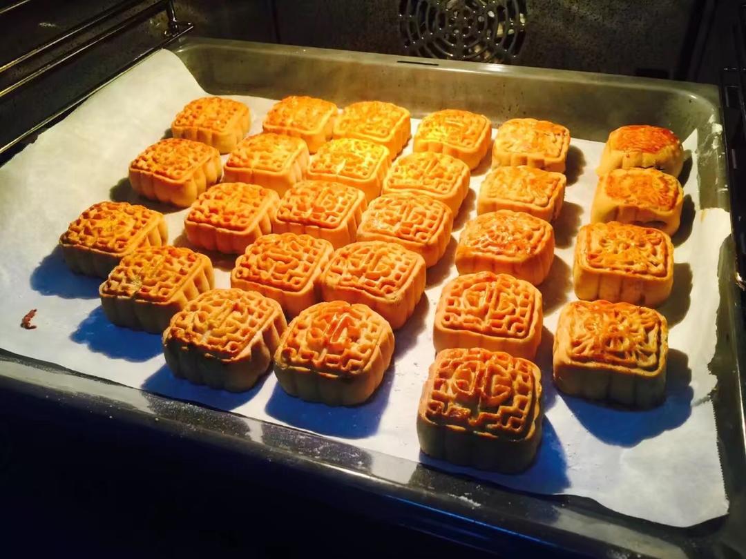 广式月饼—蛋黄莲蓉月饼