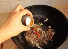 肉丝烧黄花菜的做法 步骤3