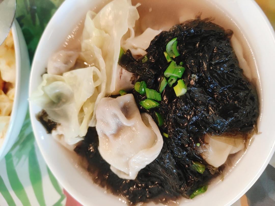 薄如蝉翼的手擀馄饨皮