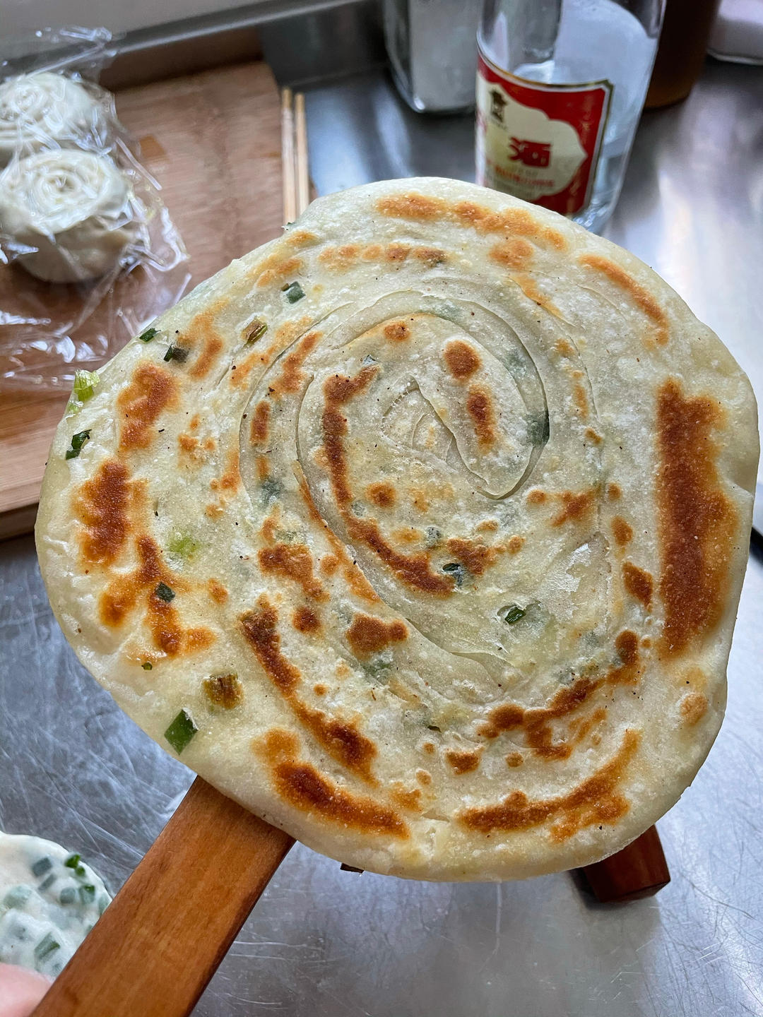 家常葱油饼 柔软多层 凉了也不硬 附细节视频详解