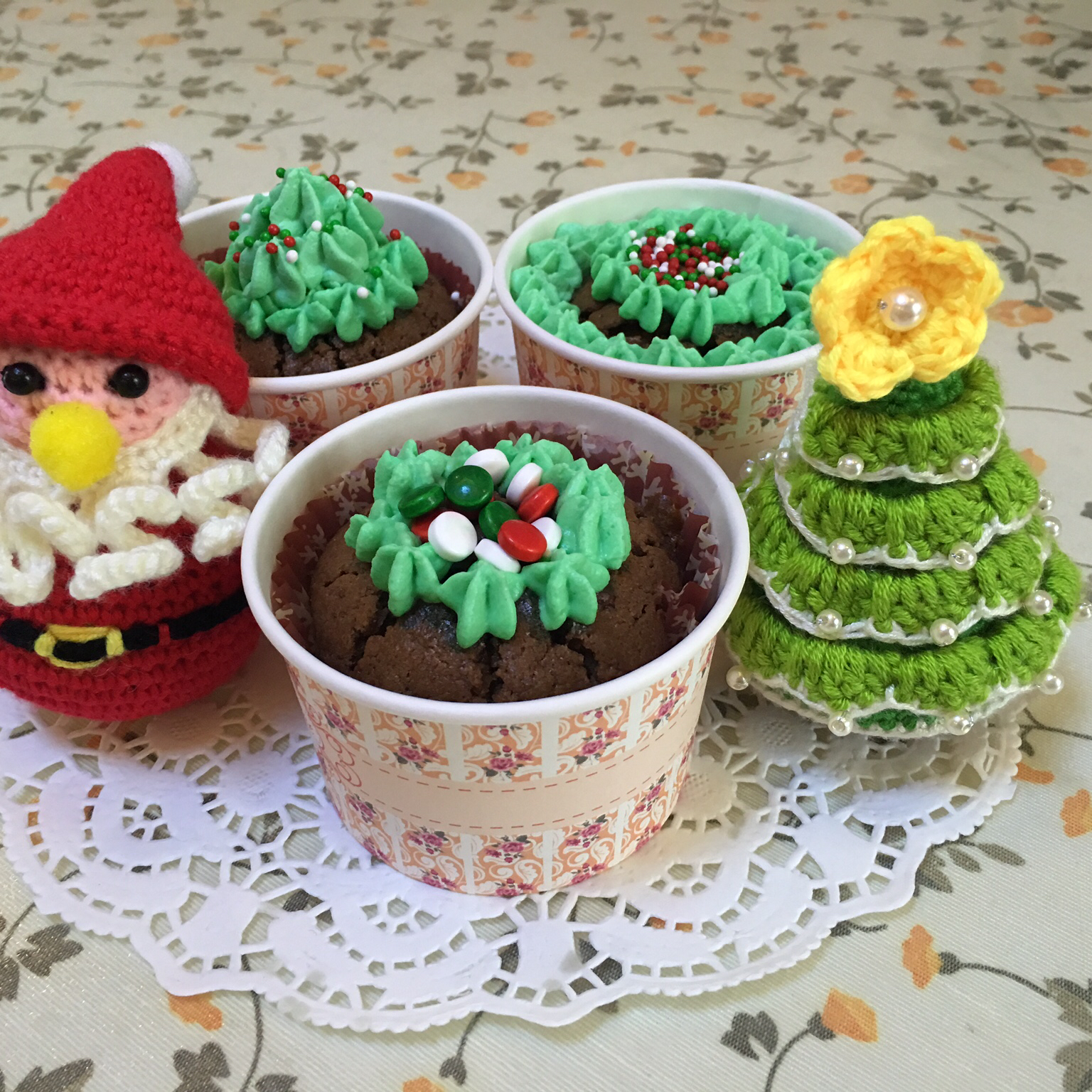 圣诞草莓心圣诞树杯子蛋糕