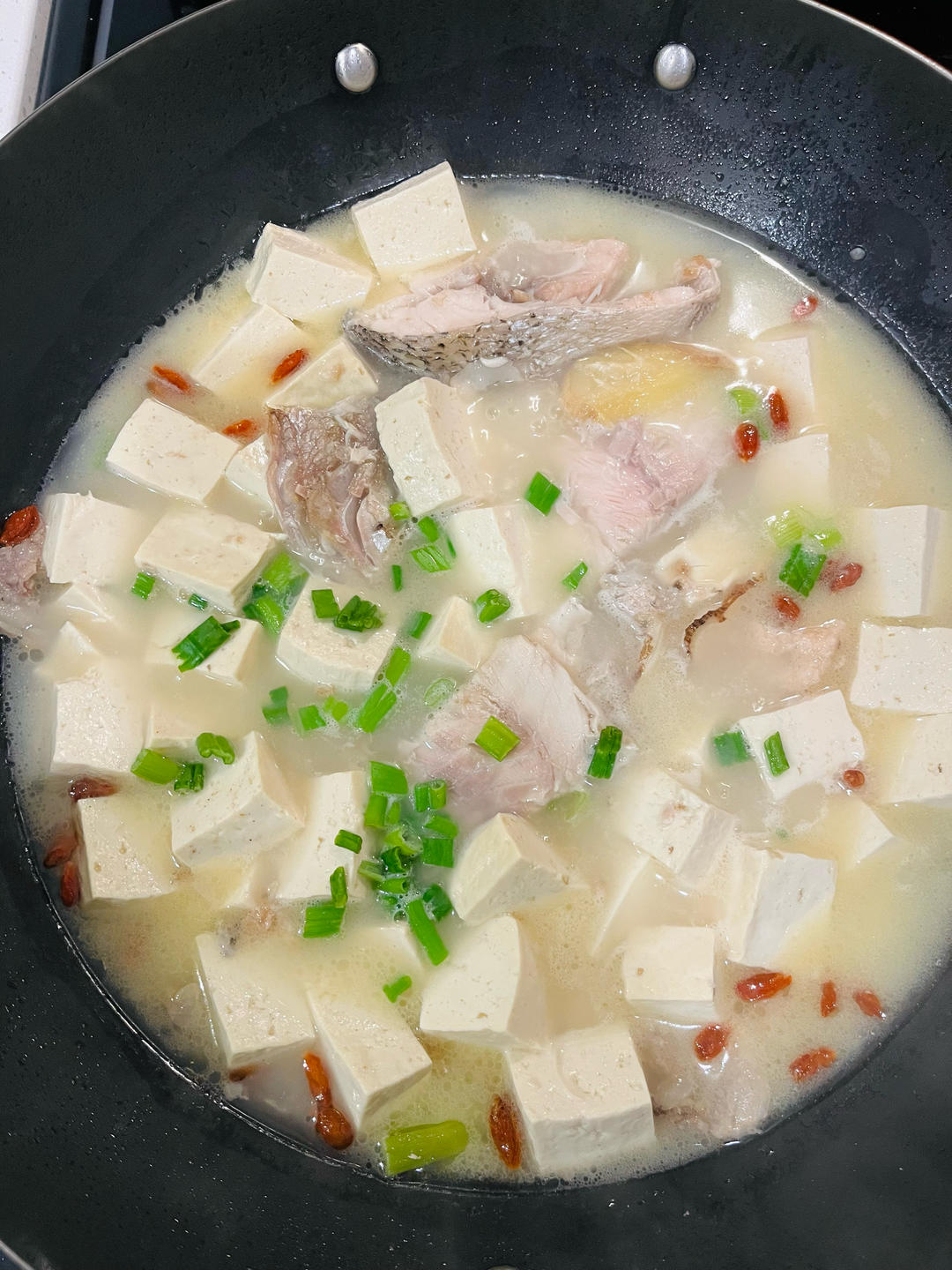 鲜美鲈鱼豆腐汤
