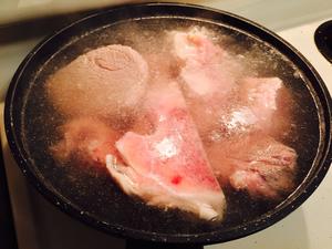 韩式牛骨汤的做法 步骤3