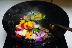 10分钟搞定黑椒牛肉粒的做法 步骤8