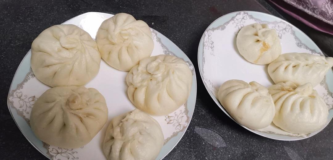松软多汁的肉包子