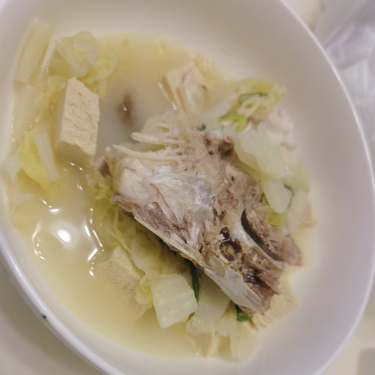 鱼头汤（鱼头豆腐时蔬汤、味鲜汤白有窍门)
