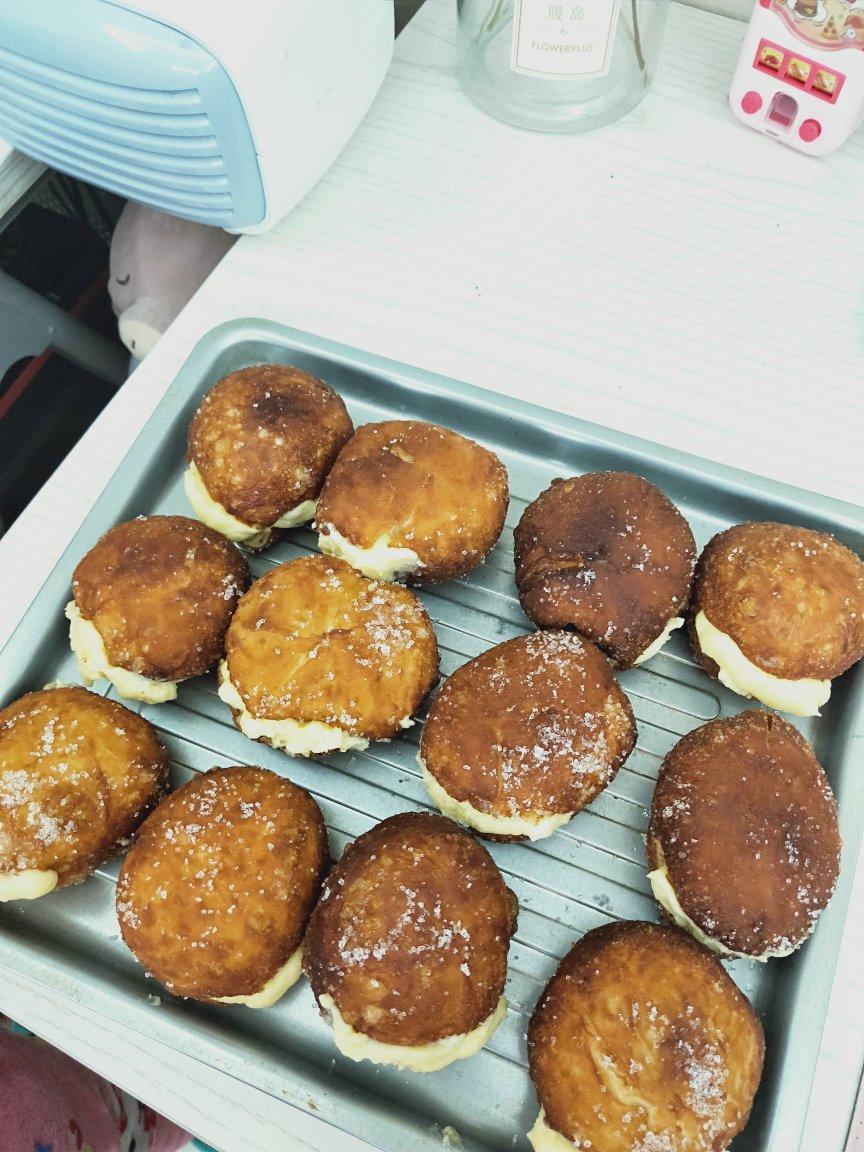 好吃到哭泣的甜甜圈VANILLA CREAM-FILLED DOUGHNUTS