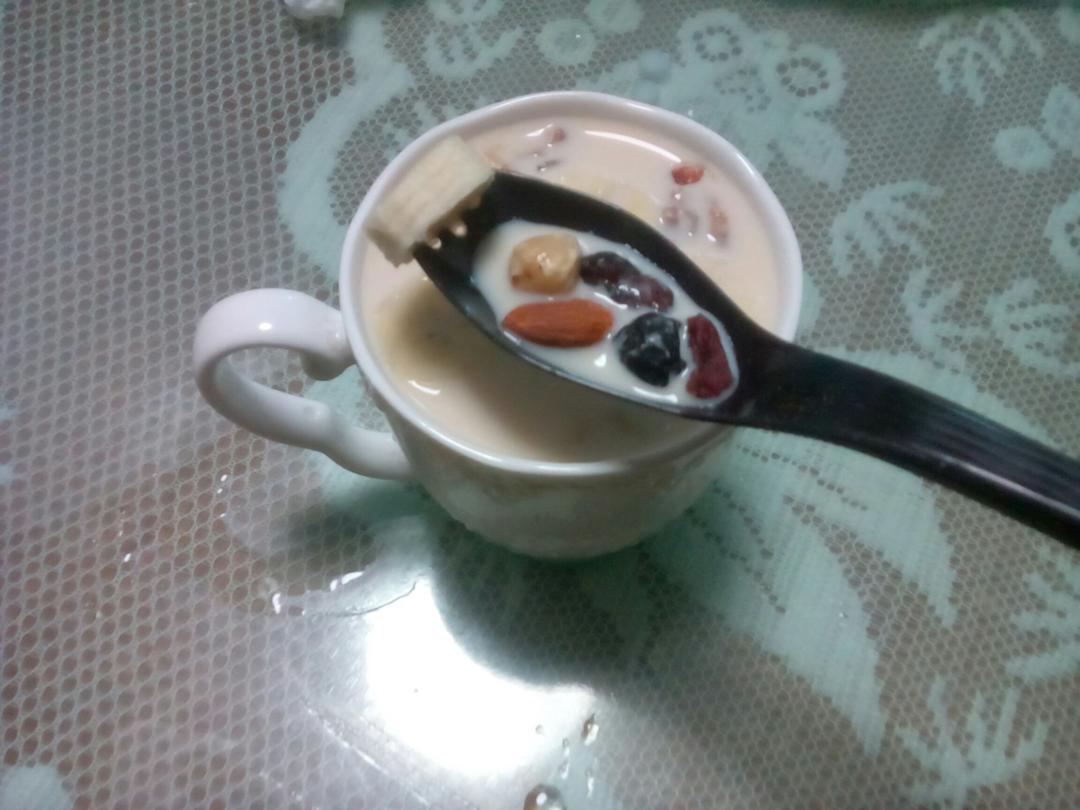 牛奶燕麦泡香蕉（减肥快手早餐）
