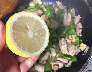 柠檬青椒炒鸡腿的做法 步骤6