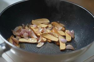芹菜百合香干炒牦牛肉丝的做法 步骤2