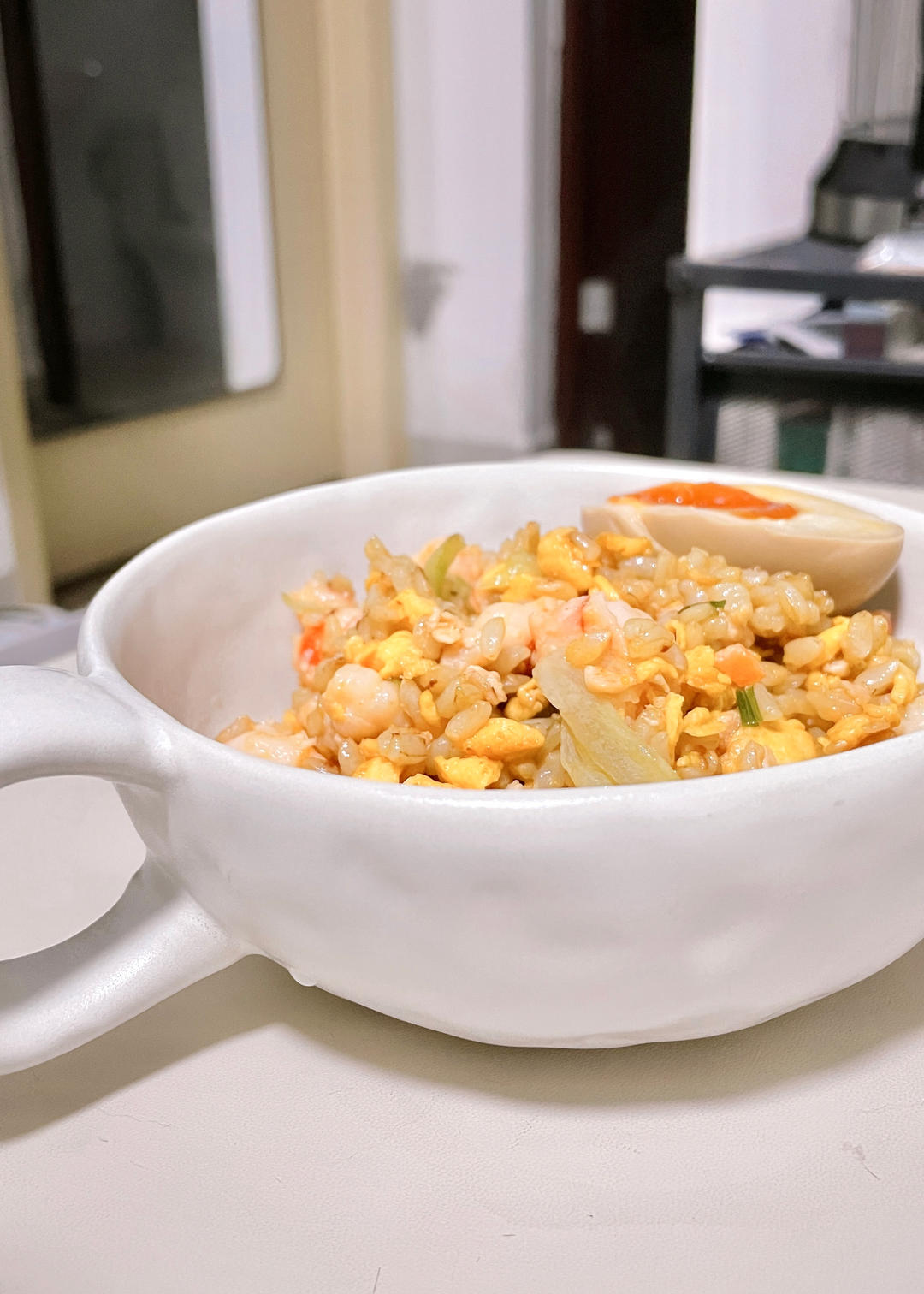 日式酱油炒饭
重要的有几点：
1.虾，加入适量盐、蛋清和淀粉，腌制10分钟。
2.两颗蛋+一勺蛋黄酱，打散，搅拌均匀。
3.饭，加入适量盐、葱花和白胡椒粉炒。之后在锅边缘留一个角倒入2勺酱油，待酱油变得粘稠时拌入米饭。
4.加入先时炒的虾，炒蛋最后加入球生