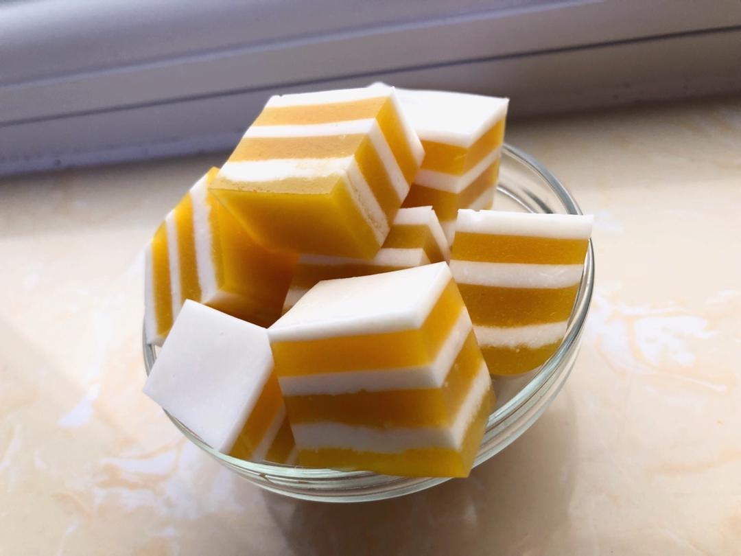 妈妈们快看，这道甜品是会跳舞的，孩子们一定喜欢！——芒果千层糕