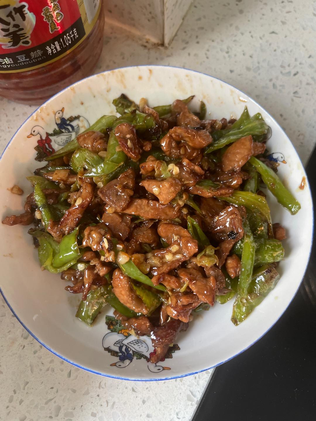 青椒肉丝，这样炒太好吃了。