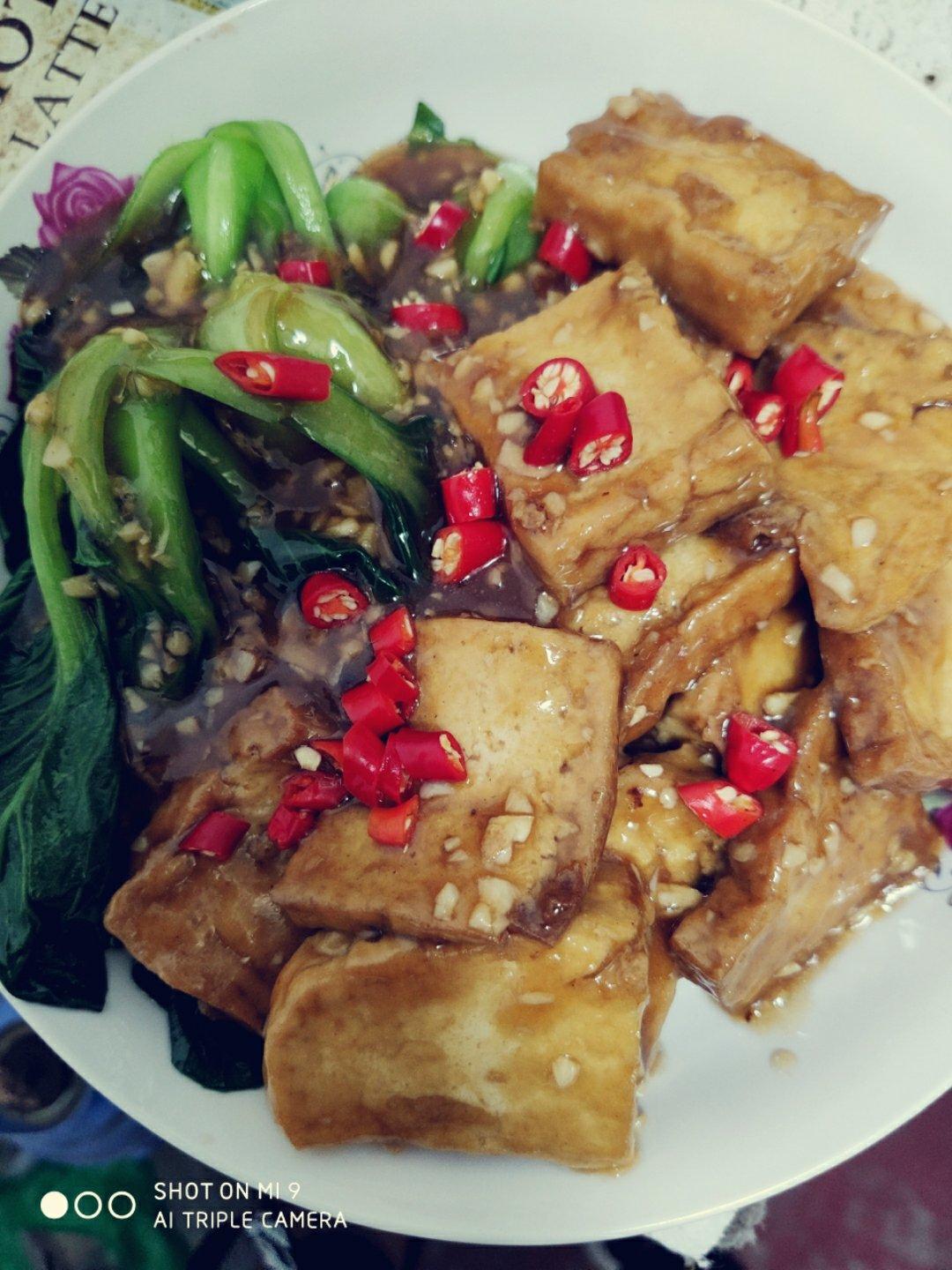 浇汁煎烧豆腐配小油菜