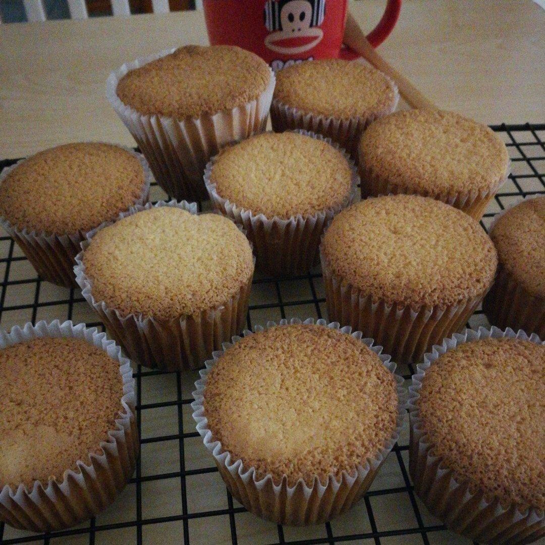 原味海绵纸杯蛋糕（非常适合裱花、盖糖皮的cupcake方子）