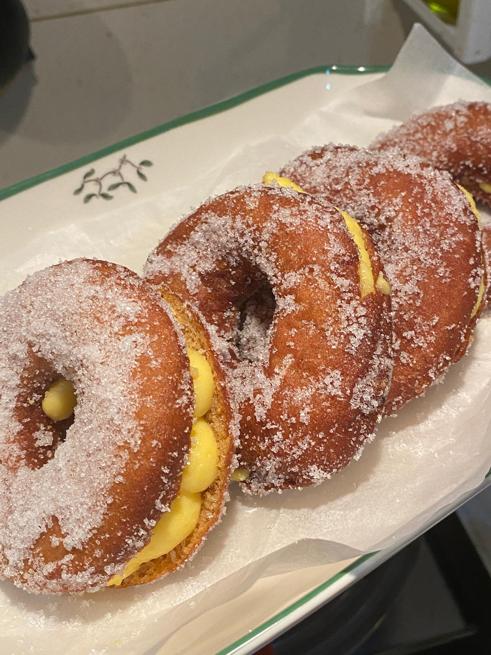好吃到哭泣的甜甜圈VANILLA CREAM-FILLED DOUGHNUTS